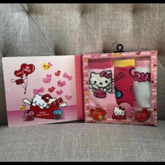 Hello kitty and friends Valentines Day Socks - Picture 1 of 5